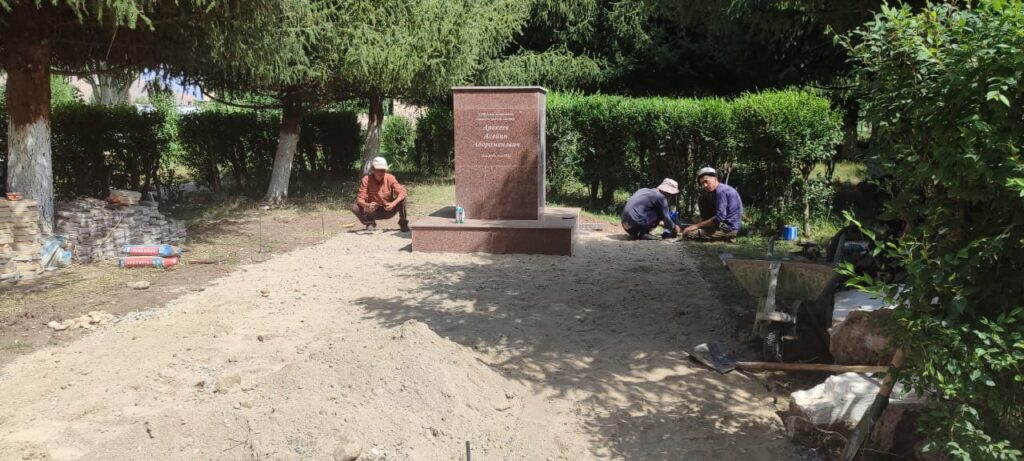 Дөбөлү айыл аймагынын айылдык Кеңешинин чечими менен Дөбөлү айылынын кулуну КРИАнын академиги, саясий коомдук ишмер  Аракеев Асейин Абдрамановичтин  эстелиги айыл өкмөтүнүн имаратынын алдына коюулууда