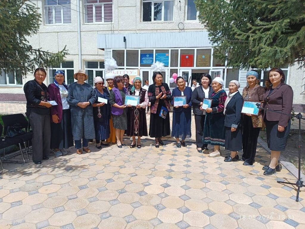 Дөбөлү айыл аймагынын айыл өкмөтүндө Кайып Калназаров атындагы Дөбөлү айылдык тарыхый этнографиялык музейинде  Эл аралык музейлер күнүнө карата  “Салттуу сайма -дүйнөсү ” аттуу иш чара болуп өттү. Иш чарага район жетекчилери жана облустук музей жамааты, айылдын уз апалары жана жаш муундары катышып, унутта калып бараткан сайма өнөрү боюнча мастер класс көрсөтүштү. Катышкан уз айымдарга  ыраазычылык кат жана музей башчысы  С. Урбаева тарабынан  акчалай жана кызыктыруучу белектер берилди.