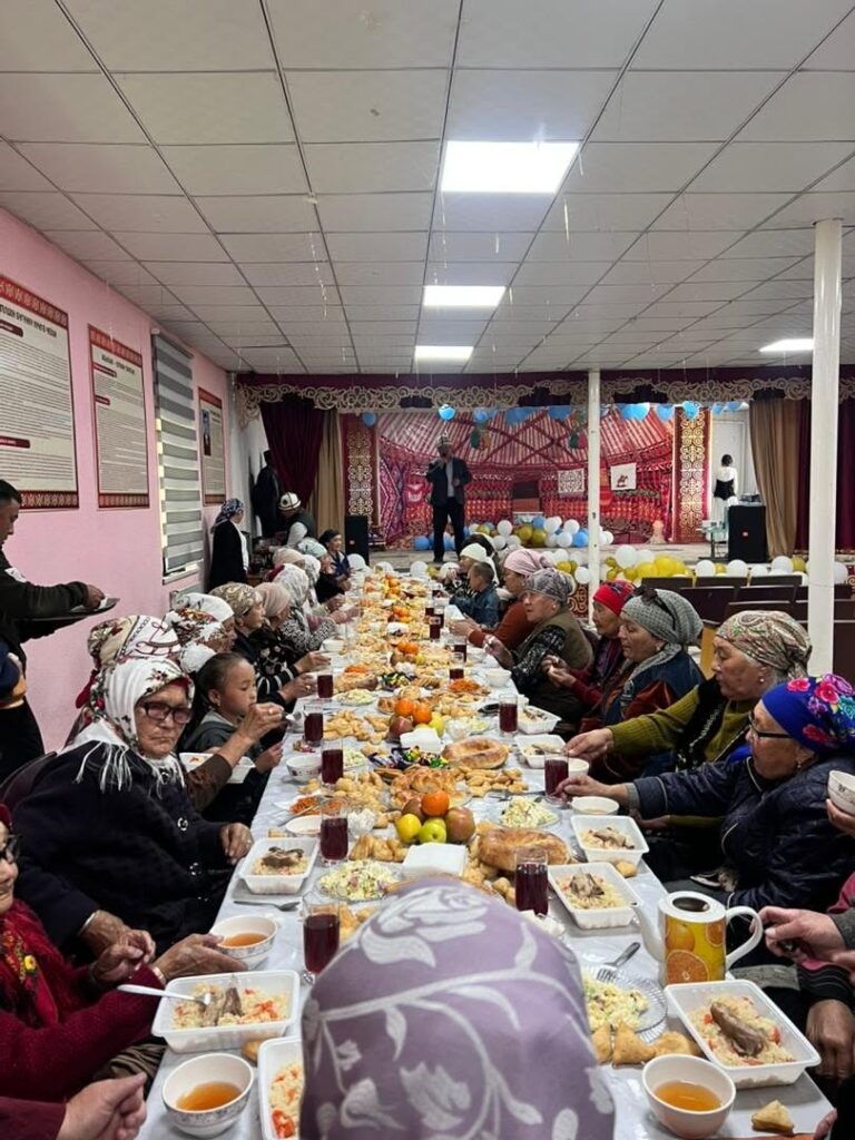 Дөбөлү айыл аймагынын Таш-Башат-Кайыңды, Алыш, Тамды-Суу, Эки-Нарын жана Кеңеш айылдарында “Энелер күнүнө” арналган майрамдык иш-чаралар салтанаттуу түрдө уюштурулуп өткөрүлдү. Майрамдык иш-чараларда энелерге болгон терең урмат-сый көрсөтүлүп, алардын үй-бүлөдөгү жана коомдогу орду өзгөчө даңазаланды. Айыл тургундарынын катышуусунда концерттик программалар тартууланып, ыр-бийлер жаңырып, энелерге арналган жылуу каалоо-тилектер айтылды. Бул иш-чараларды өткөрүүгө айыл башчылар, маданият кызматкерлери жана жергиликтүү кеңештин депутаттары чоң колдоо көрсөтүп, уюштуруу иштерине активдүү катышышты. Ар бир айылда энелерге сый тамак уюштурулуп, майрамдык маанай тартууланды. Ошондой эле майрамдын урматына энелерге белектер тапшырылып, алардын көп жылдык мээнети жана үй-бүлө, коом үчүн кошкон салымы жогору бааланды. Энелерге арналган мындай саамалык айыл тургундарынын ынтымагын бекемдеп, улуу муунга болгон сый-урматты даңазалаган маанилүү маданий иш-чара катары эсте калды.